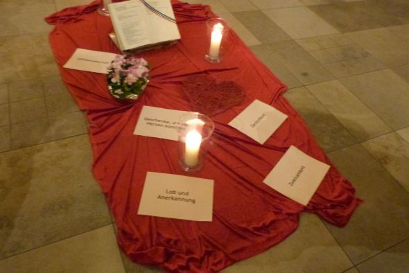 Gestaltung des Altarraumes beim Valentinsgottesdienst. Foto: Barbara Neudenberger