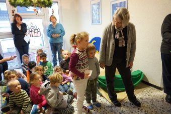 Lebender Adventskalender machte Station im Kindergarten