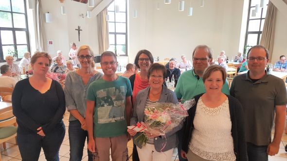 Vertreter von Kirchenvorstand und Pfarrgemeinderat gratulierten Lisa Prinz im Rahmen des Ehrenamtsfestes zum 20-jährigen Dienstjubiläum.