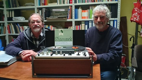 Hans-Joachim Schroeter (l.) und Wolfgang Schlesiger (r.) mit dem UHER-Tonbandgerät im Archiv des Heimatvereins Bodelschwingh und Westerfilde. (Foto: Heimatverein)