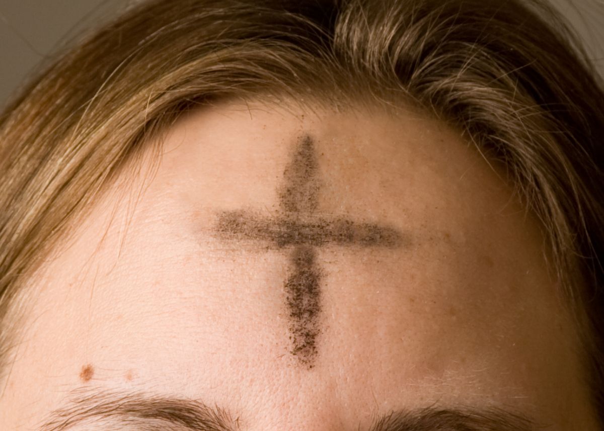Aschenkreuz - das äußere Zeichen für Buße und Reinigung in der österlichen Bußzeit,