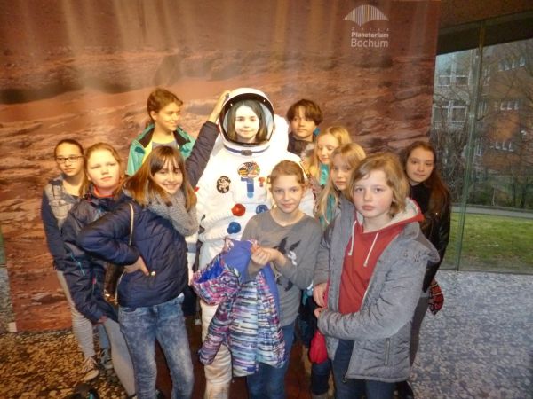 Die Messdienergruppe aus St. Remigius im Planetarium.