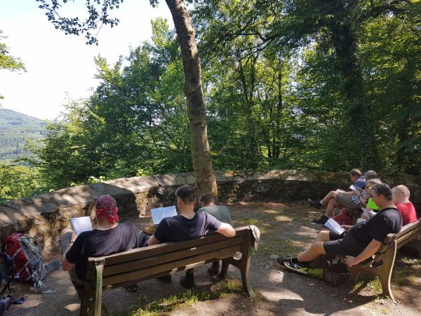Lesepause beim TimeOut auf dem Rheinsteig