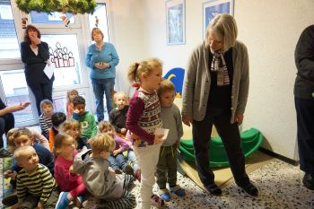 Lebender Adventskalender machte Station im Kindergarten