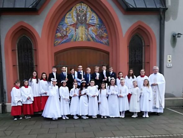 Gruppenbild der Kommunionkinder am Sonntag, 15.04.2018 in St. Remigius. (Foto: Alexander Blasczyk)