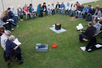 Pfingstfeuer lockte zum Gottesdienst in den Pfarrgarten