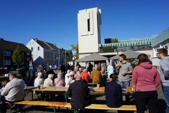 Sonniges Erntedankfest auf dem Kirchplatz