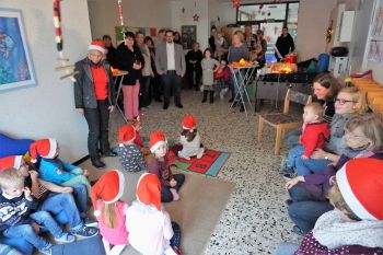 Lebender Adventskalender machte Station im Kindergarten