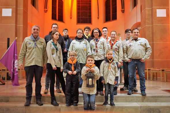 Die Mengeder Pfadfinder der DPSG brachten das Friedenslicht in die St. Remigiuskirche.
