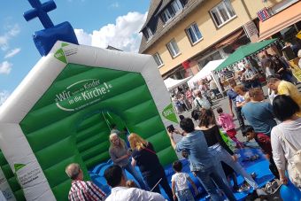 Mit Hüpfkirche und Gesprächen beim Stadtteilfest