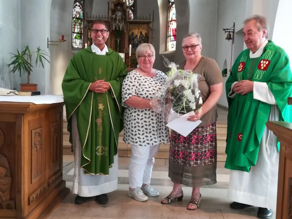 Pfarrer Hubert Werning, Barbara Skupin vom Lektoren- und Kommunionhelferkreis und "Altpfarrer" Uli Stahl verabschiedeten Brigitte Pampus im Rahmen eines feierlichen Gottesdienstes. (Foto: J. Steinhausen)