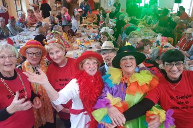 Ausgelassene Stimmung bei der Weiberfastnacht in St. Remigius