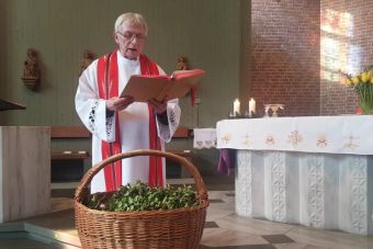 Zum Palmsonntag geweihte Palmzweige aus den Kirchen mit nach Hause nehmen