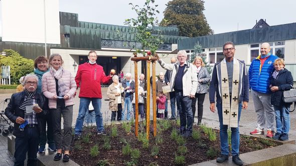 Nach der Segnung des neuen Apfelbaumes auf dem Kirchplatz