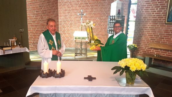 Pfarrer Hubert Werning (r.) dankte Pfarrer i.R. Uli Stahl für seinen Dienst als Subsidiar.