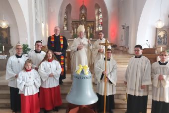 Weihbischof Matthias König weihte Netter Glocken