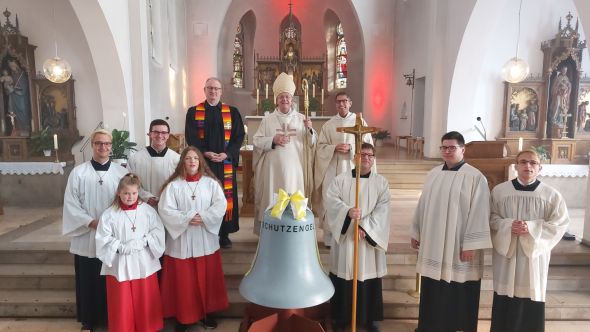 Nach der Glockenweihe (hinten v. l. n. r.): Ständig stellvertretender Superintendent Michael Stache, Weihbischof Matthias König und Pfarrer Hubert Werning mit den liturgischen Diensten und Küster Andreas Dolata neben der Schutzengel-Glocke.