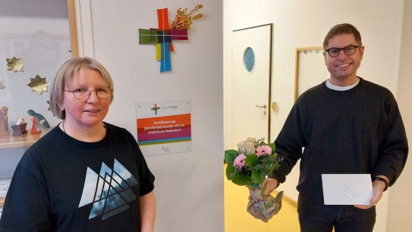 Pfarrer Hubert Werning (r.) gratulierte KiTa-Leiterin Karin Bremer zum doppelten Dienstjubiläum.
