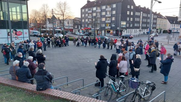 Haltestelle für den Frieden in der Evinger Mitte.
