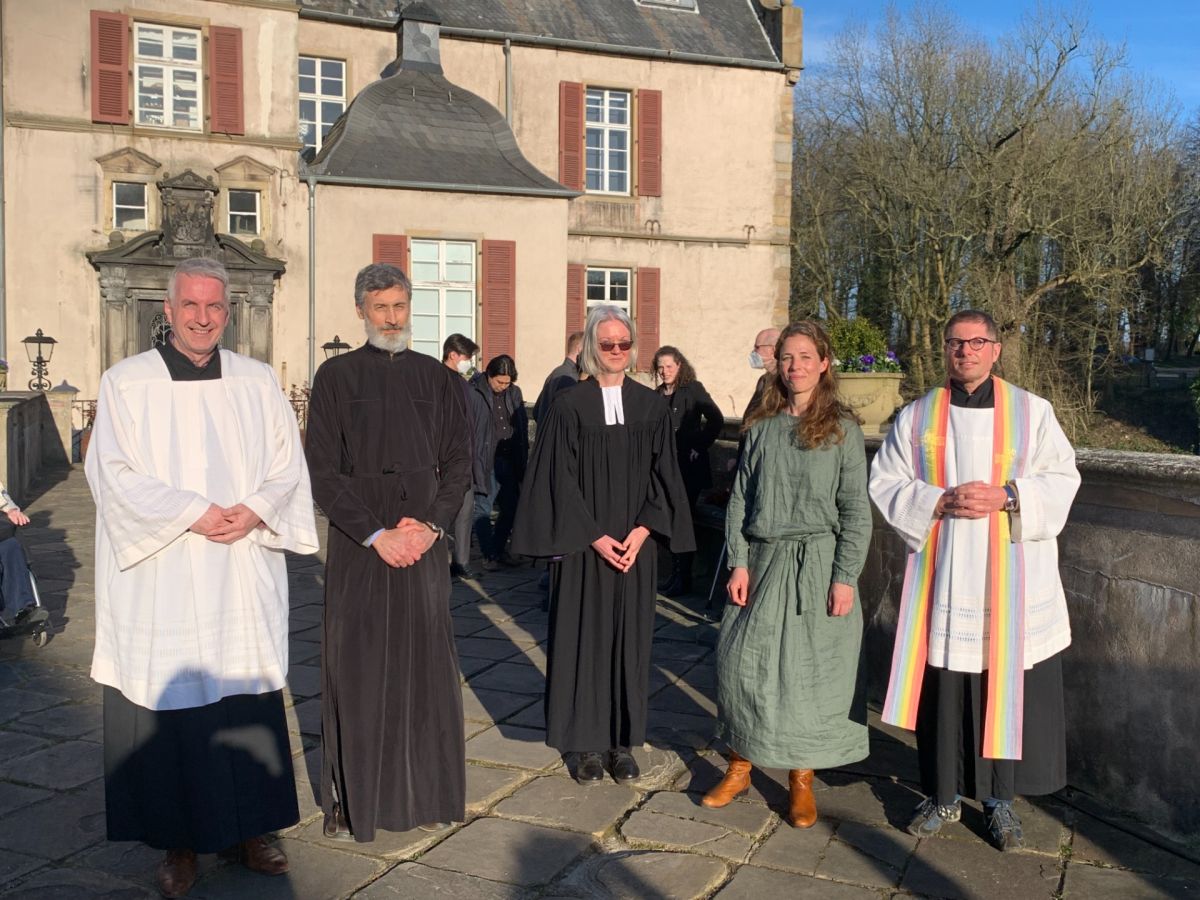 Von rechts: Pfarrer Hubert Werning, Mireta Freifrau zu Knyphausen, Pfarrerin Stefanie Lüders (ev. Noahgemeinde), Priester Vadim Abramov (russ.-orthodox) und GemRef. Markus Kohlenberg nach dem Gebet vor dem Schloss Bodelschwingh.