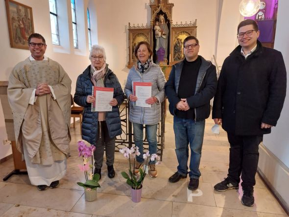 Pfarrer Hubert Werning (v.l.) verabschiedete Marlies Weischer und Elisabeth Dolata - und gratulierte Andreas Dolata und Riccardo Krüger zur Wahl in den Vorstand.