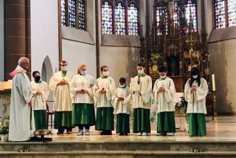 Messdiener im Gottesdienst aufgenommen