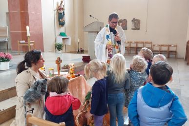 Kirchenmaus feierte mit Kindern Erntedank