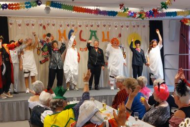 Frauen ließen es bei der Weiberfastnacht in Bodelschwingh krachen