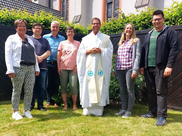Gratulation der Pfarrsekretärinnen, des Küsters und Teilen des Pastoralteams zum silbernen Priesterjubiläum von Pfarrer Hubert Werning.