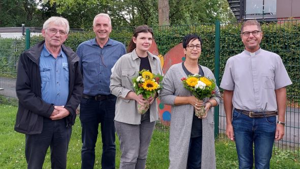 Pfarrer Hubert Werning, Pastor Karl Kudla und Gemeindereferent Markus Kohlenberg begrüßten Susanne Kowalski (2. von rechts) und Karoline Wintermann (mitte) als neues Leitungsduo in der Kita Mariä Heimsuchung in Bodelschwingh.