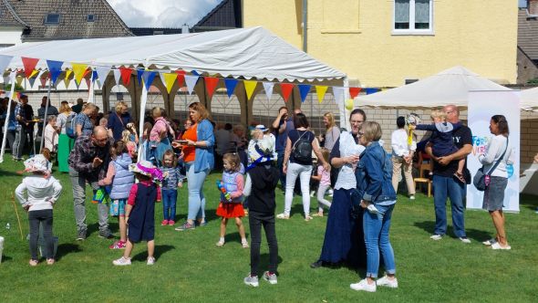 Parallel zum Gemeindefest in Mariä Heimsuchung lockte auch ein Kindertheater viele Familien auf den Kirchplatz.