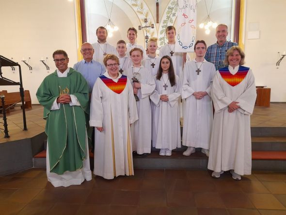 Foto (Renate Rustemeyer): Claudia Schneider (vorne, 2. von links) wurde im Rahmen des Gemeindefest-Gottesdienstes verabschiedet.