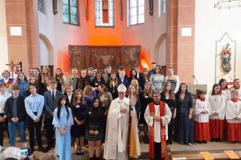 Weihbischof Josef Holtkotte spendete 50 Jugendlichen die Firmung