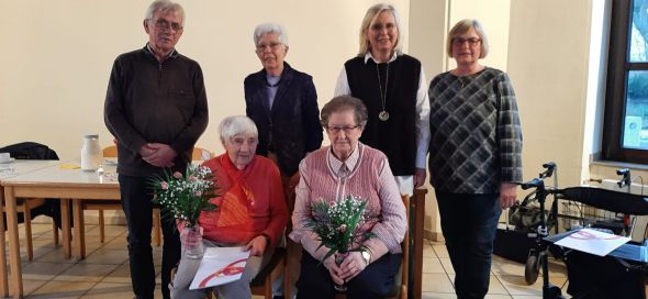 Der Vorstand der kfd St. Remigius ehrte Waltraud Feldmann (links) und Maria Haumann (rechts) für jeweils 50-jährige Mitgliedschaft.