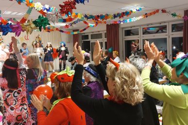 Ausgelassene Stimmung bei der Weiberfastnacht in Bodelschwingh