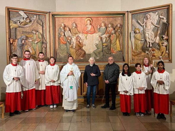 Nach der Segnung des vervollständigten Altarbildes freute sich Pfarrer Hubert Werning zusammen mit Ortshistoriker Franz-Heinrich Veuhoff, Erika Rohe und den Ministranten.