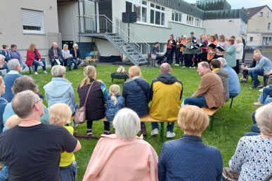 Pfingstfeuer ließ den Funken überspringen