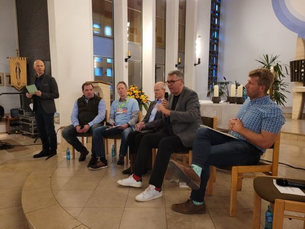 Podiumsdiskussion in der katholischen Kirche St. Antonius