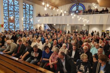 Volles Haus zur Podiumsdiskussion in St. Antonius Brechten