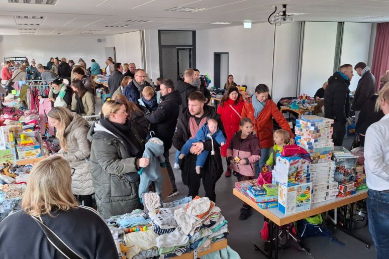 Nach dem Familiengottesdienst wurde getrödelt