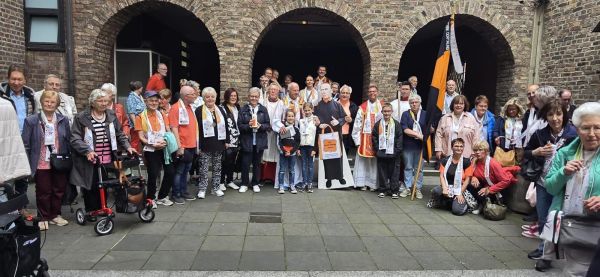 Foto (Petermann): Ein Teil der Dortmunder Kolping-Gruppe vor der Wallfahrtskirche St. Maria in der Kupfergasse in Köln. 