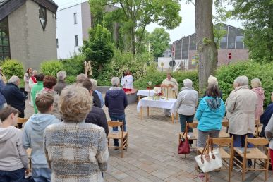 Aus dem "offenen Himmel" kamen beim Open-Air Gottesdienst nur wenige Tröpfchen