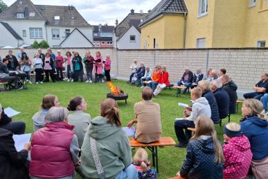 Pfingstfeuer lockte zum Gottesdienst in den Pfarrgarten