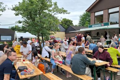 Eine bunte Gemeinschaft beim Gemeindefest in St. Antonius