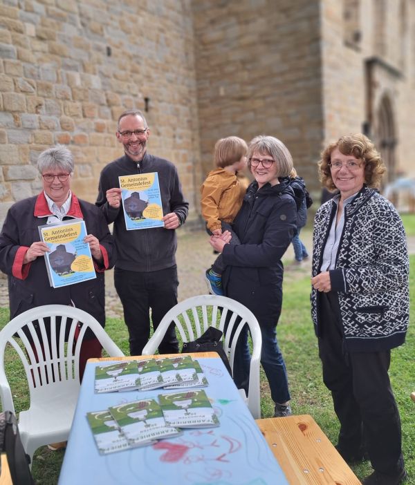 Übergabe der Plakate für unser Gemeindefest an Pfarrer Gehrke von der ev. Nachbargemeinde. Natürlich wurden auch die neuen Pfingst-Pfarrbriefe übergeben. Zur Zeit werden in Brechten 2.000 Pfarrbriefe von vielen Helfern in die Haushalte verteilt.