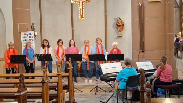 Firmauftakt mit dem Regenbogen-Chor