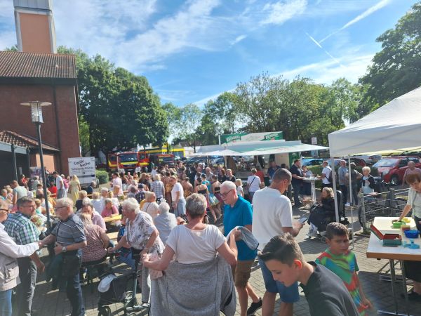 Gemeindefest St. Barbara und St. Marien rund um die Kirche in Obereving.