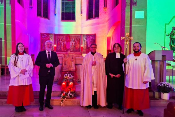 Feierten mit den Gläubigen eine ökumenische Vesper: Pfarrer Hubert Werning (mitte), Pfarrerin Anne-Kathrin Koppetsch ( 2.v.r.) und Hirte Uwe Dietzel (2.v.l.) mit den Messdienern Jasmin Moskal und Noah Jöher.