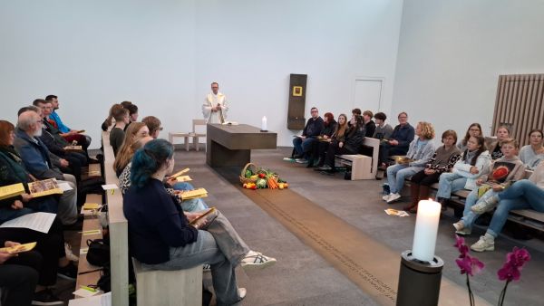 Messfeier beim Nachtreffen der Taizéfahrt 2025 in der Akademiekirche der Wolfsburg.