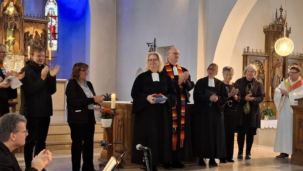 Pfarrer Michael Stache (Ständig Stellvertretender Superintendent) entpflichtete Pfarrerin Jäckel.
